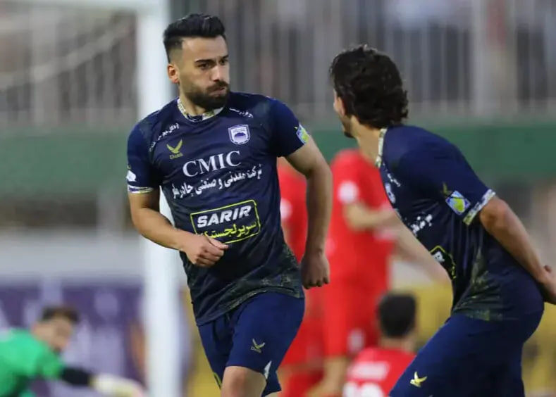 پیام همزمان گلزن چادرملو برای ساپینتو و هواداران استقلال! پیام همزمان گلزن چادرملو برای ساپینتو و هواداران استقلال!