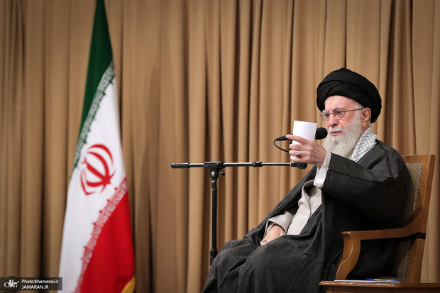 رهبر انقلاب: در وضع کنونی مذاکره با دولت آمریکا هیچ سودی برای ما ندارد و هیچ ضرری را از ما دفع نخواهد کرد/ طرف آمریکایی پایش را در یک کفش کرده و می‌گوید ایران نباید غنی‌سازی داشته باشد؛ ملت غیرتمند ایران در دهان گویندۀ این حرف می‌زند