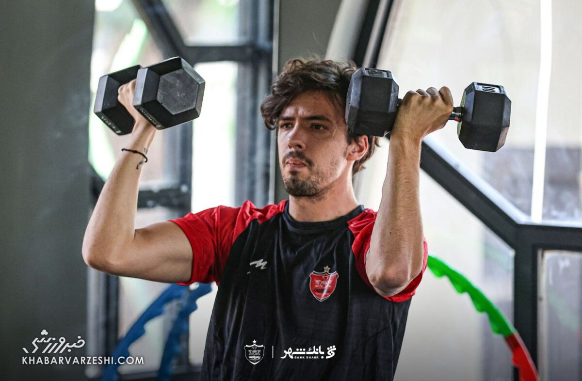 ضرر چند صد هزار دلاری پرسپولیس به خاطر یک بازیکن خارجی! ضرر چند صد هزار دلاری پرسپولیس به خاطر یک بازیکن خارجی!