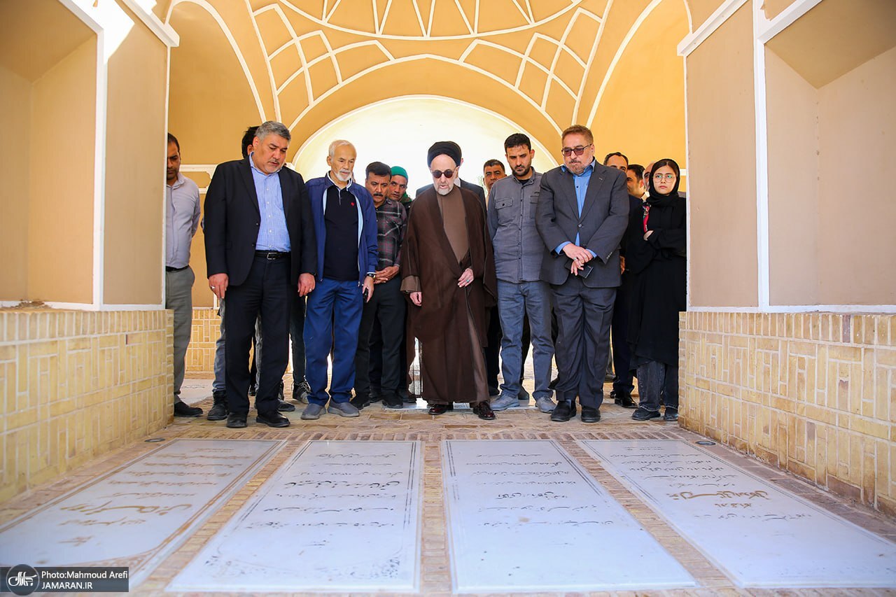 حضور سیدمحمد خاتمی بر مزار پدرش+عکس