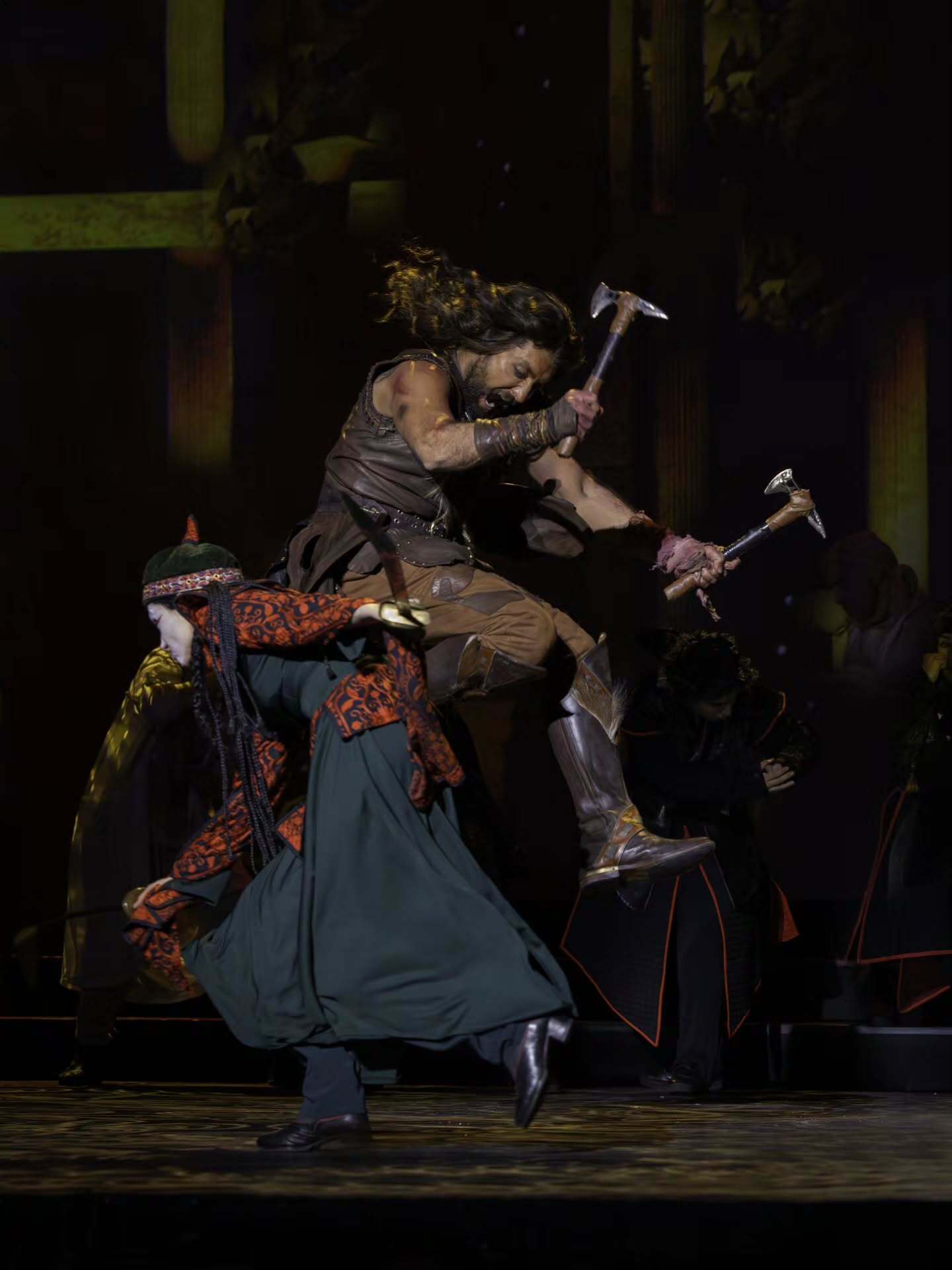 بهرام رادان، بازیگر و هنرمند مطرح سینمای ایران در اجرای نمایش سی صد