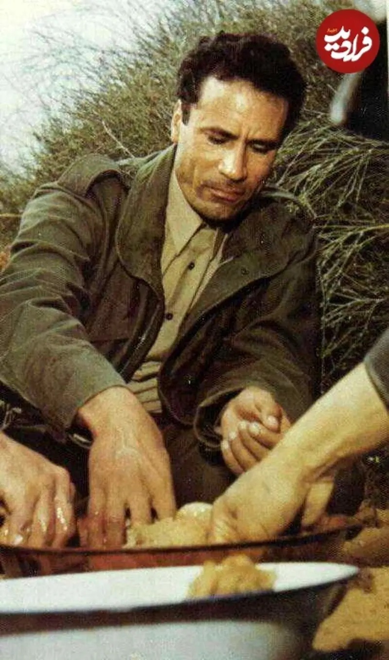 معمر قذافی در حال غذا خوردن با دست