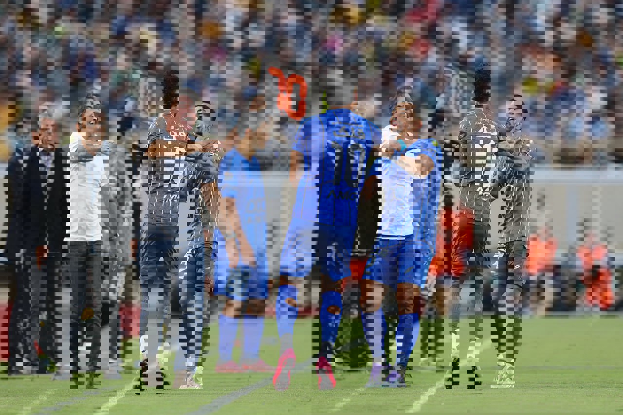 رامین روی نیمکت اما لای پر قو! رامین روی نیمکت اما لای پر قو!