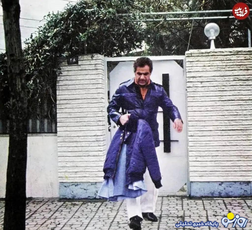 ناصرملک مطیعی در ۱۳۰۹ مقابل خانهاش! ناصرملک مطیعی در ۱۳۰۹ مقابل خانهاش!