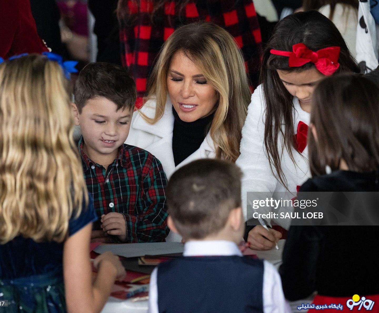 حاشیه دار شدن عکسهای کریسمسی ملانیا ترامپ و بابانوئل حاشیه دار شدن عکسهای کریسمسی ملانیا ترامپ و بابانوئل