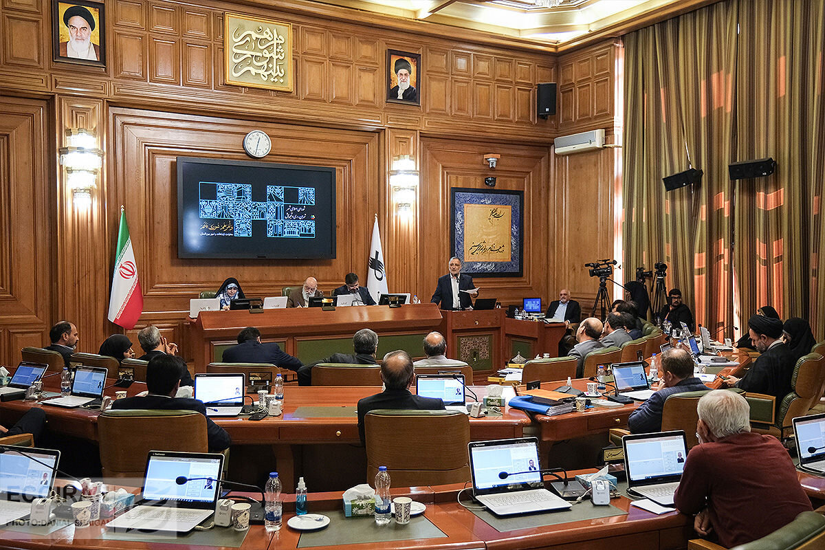 پایان ماه عسل در شهرداری تهران؛ زاکانی دیگر خواب بهشت را ببیند/ شکاف میان اصولگرایان پس از اصلاح قانون در مجلس/ قالیباف، زاکانی را از تهران حذف کرد؟