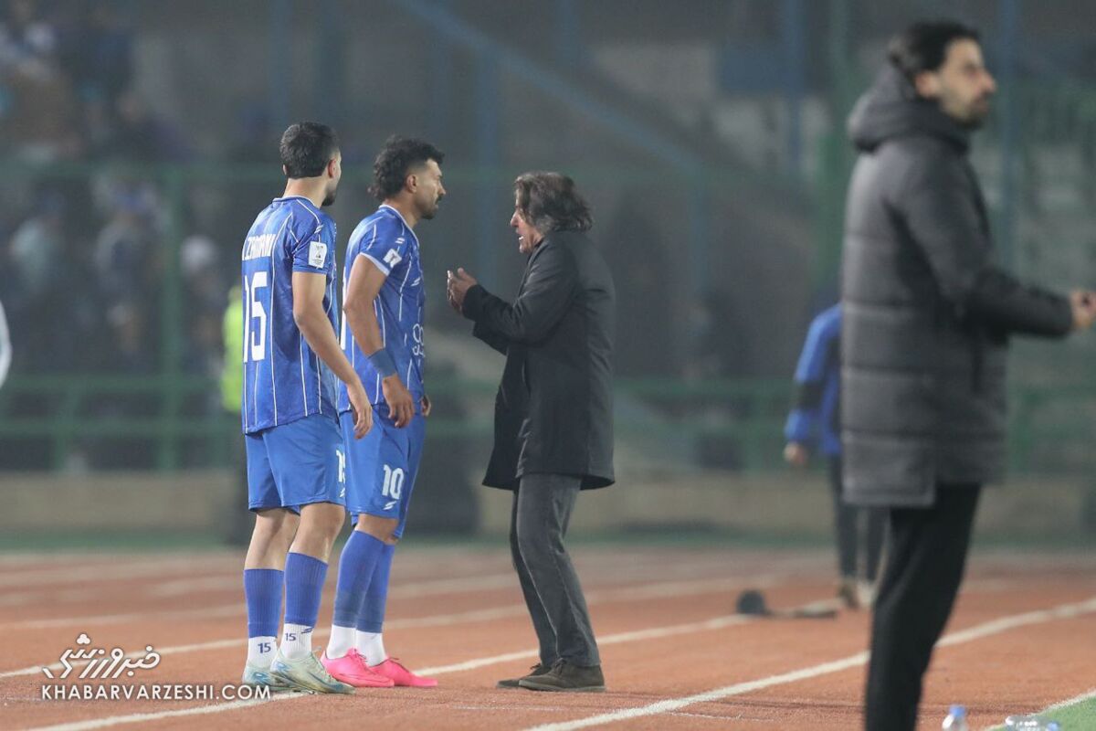جنجال رضاییان روی نیمکت به خاطر تصمیم عجیب ساپینتو؛ رامین پیراهن استقلال را پرت کرد؟ جنجال رضاییان روی نیمکت به خاطر تصمیم عجیب ساپینتو؛ رامین پیراهن استقلال را پرت کرد؟