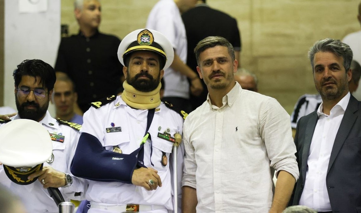 عکس | وریا غفوری در کنار یکی از بازمانده‌های ناو شکن دنا