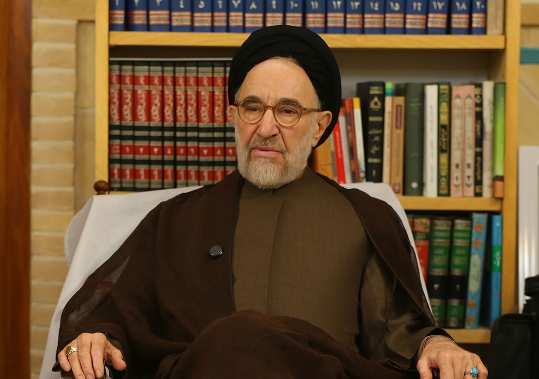 سید محمد خاتمی: اندیشیدن به وطن نقطه پیوند و اشتراک همه ما است / وطن در درون ما است، وطن عقاید ماست، گرایشهای ما است؛ اصلا انسان نمیتواند از وطن فرار کند مگر اینکه از خویش فرار کند سید محمد خاتمی: اندیشیدن به وطن نقطه پیوند و اشتراک همه ما است / وطن در درون ما است، وطن عقاید ماست، گرایشهای ما است؛ اصلا انسان نمیتواند از وطن فرار کند مگر اینکه از خویش فرار کند